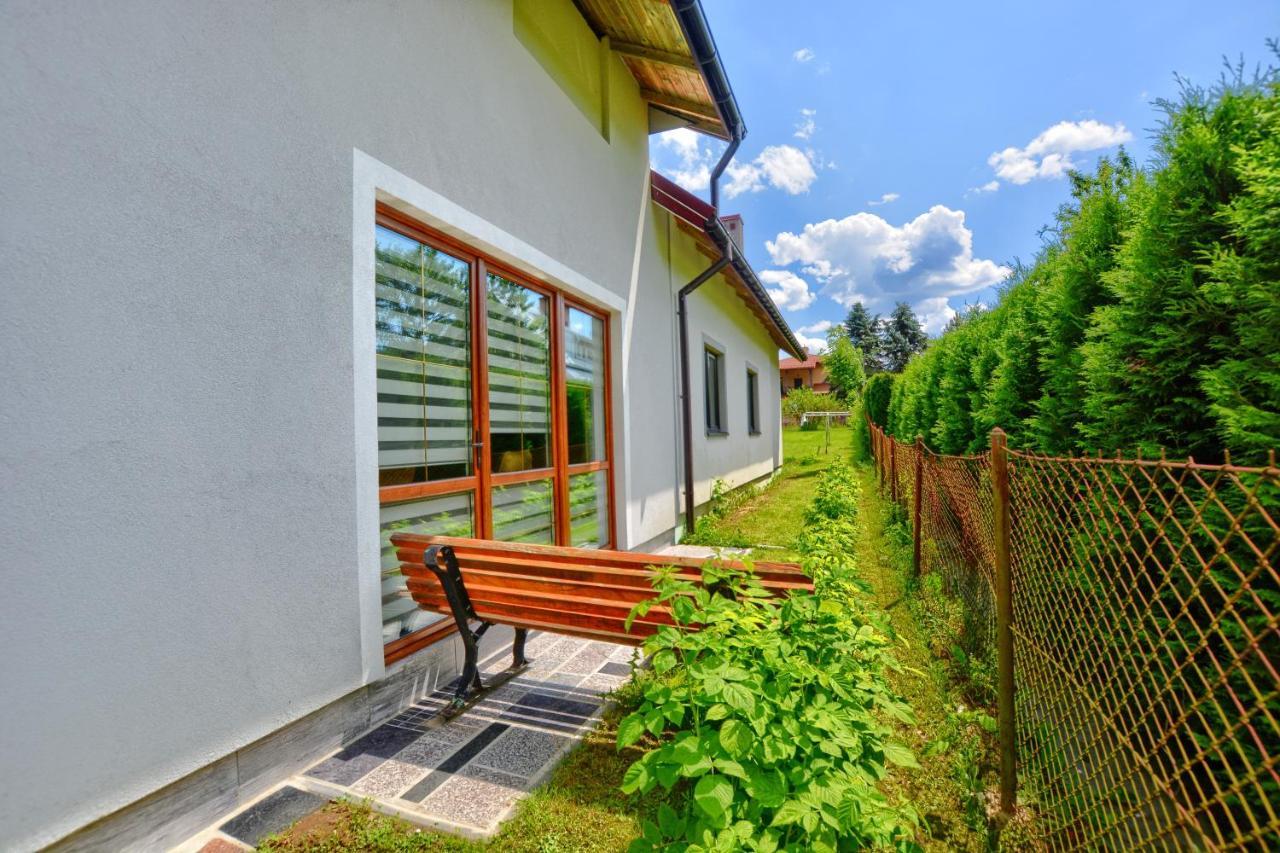 Ceglany Apartament Ustrzyki Dolne Luaran gambar